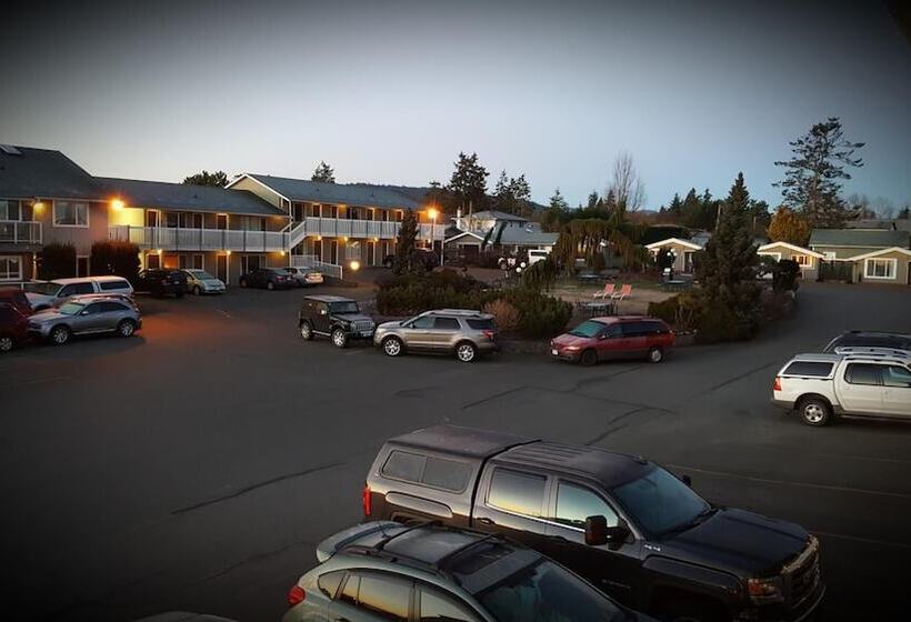 בית מלון כפרי The Cedarwood Inn & Suites