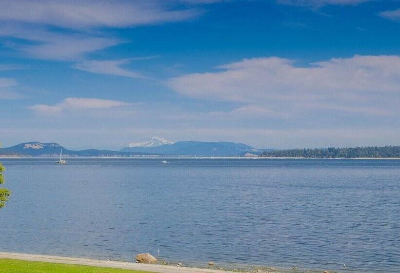 בית מלון כפרי The Cedarwood Inn & Suites