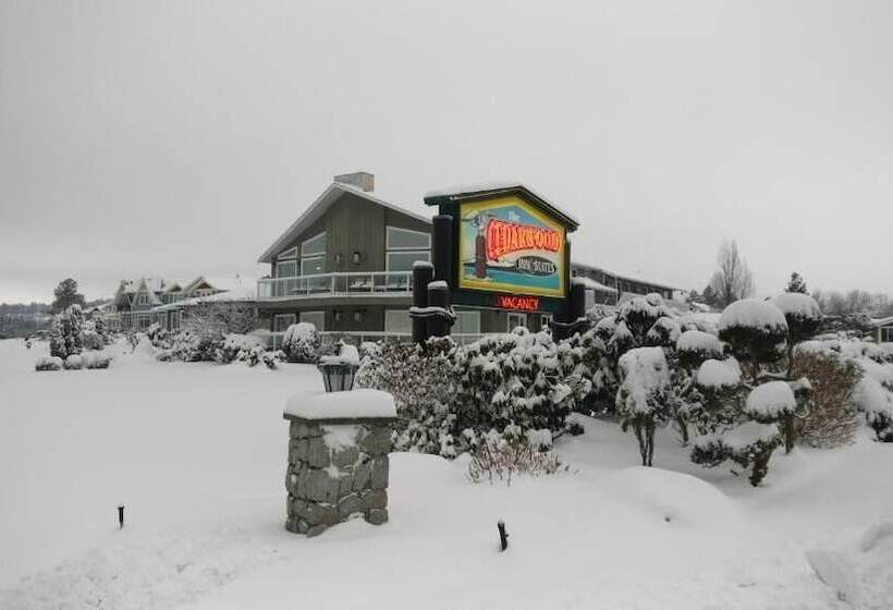 בית מלון כפרי The Cedarwood Inn & Suites