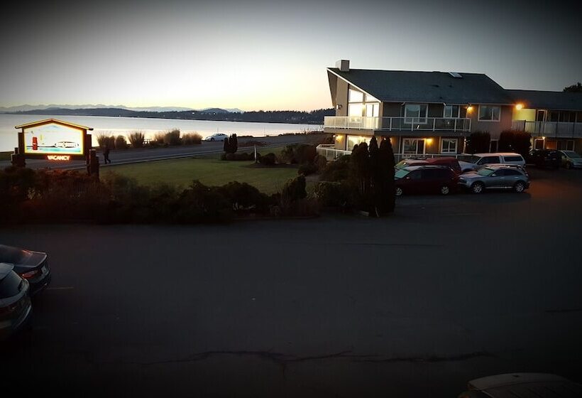 בית מלון כפרי The Cedarwood Inn & Suites