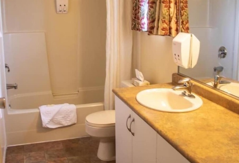 בית מלון כפרי The Cedarwood Inn & Suites