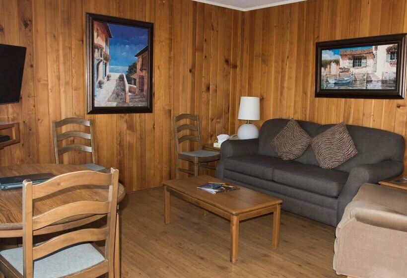 בית מלון כפרי The Cedarwood Inn & Suites