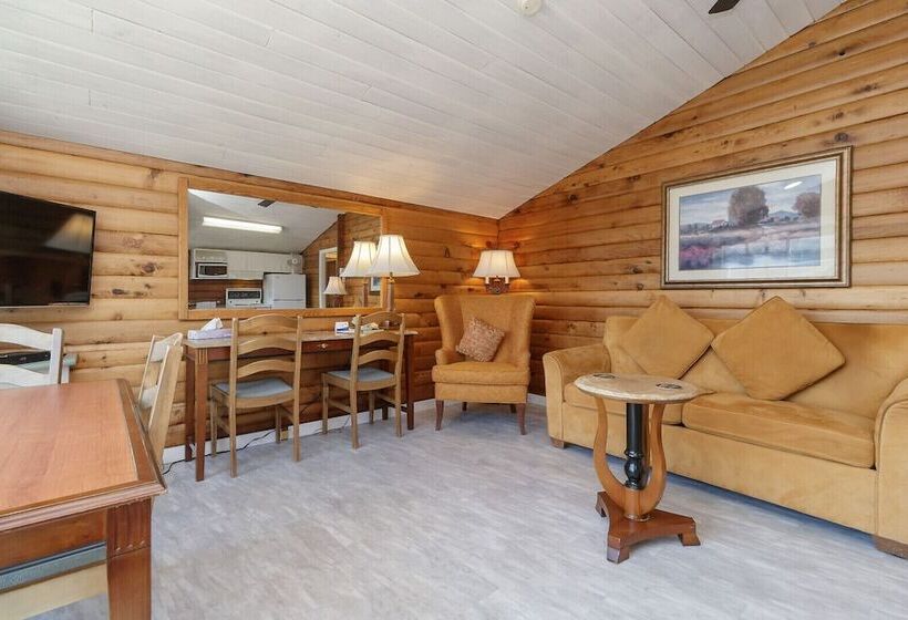 בית מלון כפרי The Cedarwood Inn & Suites