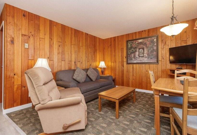 בית מלון כפרי The Cedarwood Inn & Suites