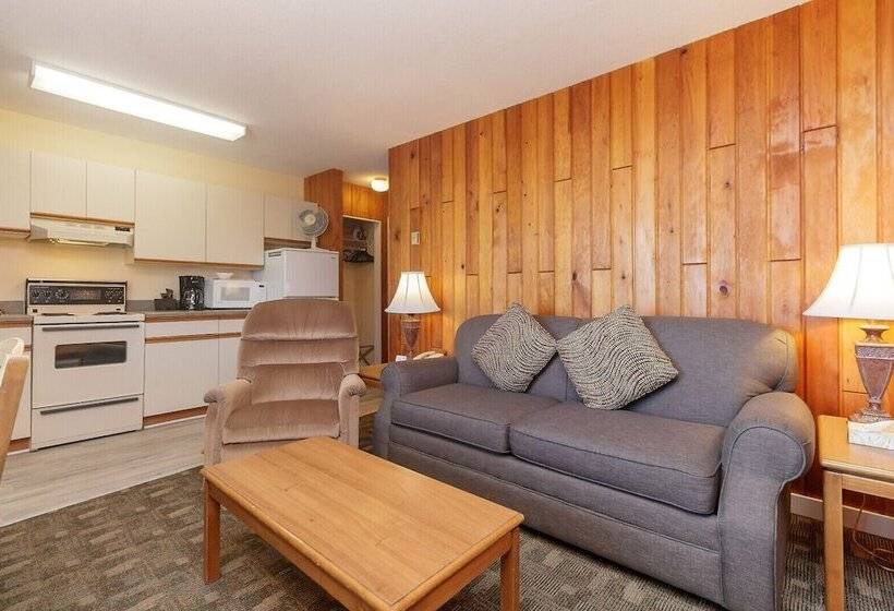 בית מלון כפרי The Cedarwood Inn & Suites