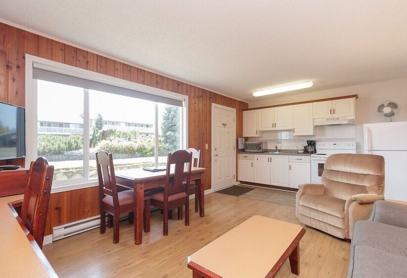 בית מלון כפרי The Cedarwood Inn & Suites