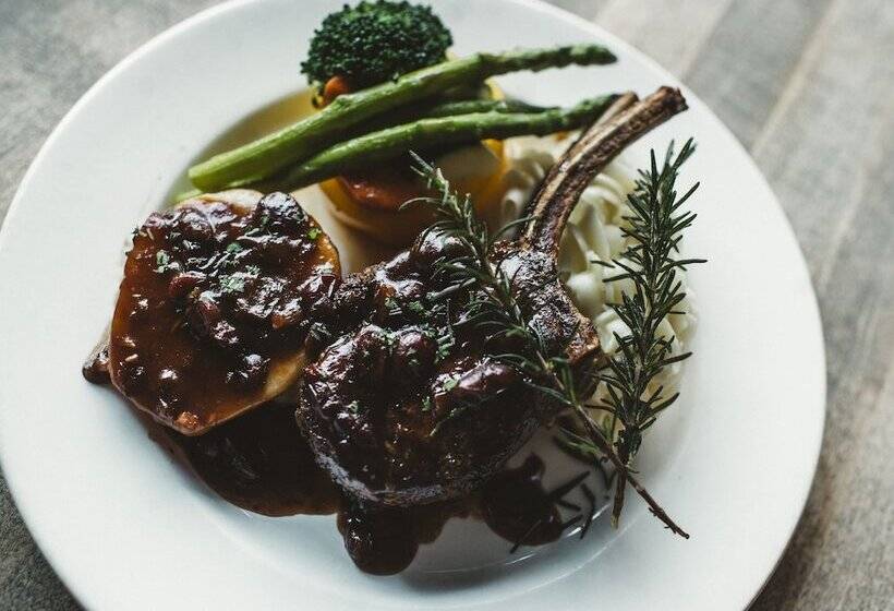 فندق The Explorer