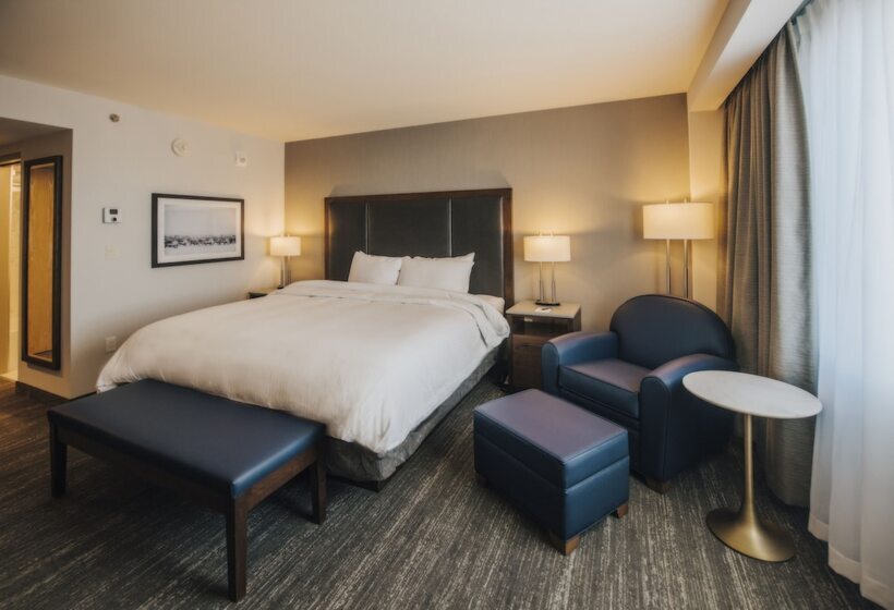 فندق The Explorer