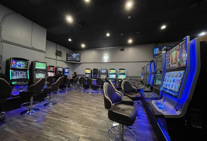 בית מלון כפרי Travelodge By Wyndham Winnipeg Airport