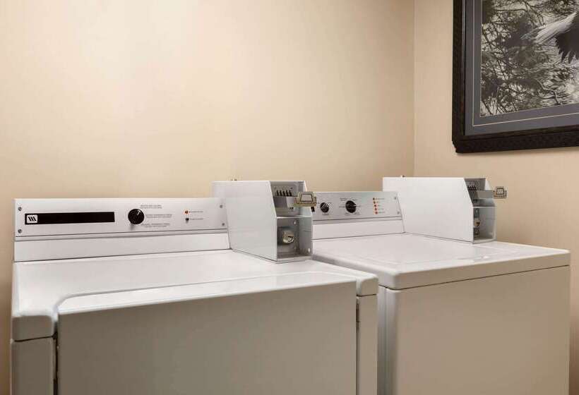 هتل Travelodge Suites By Wyndham Moncton