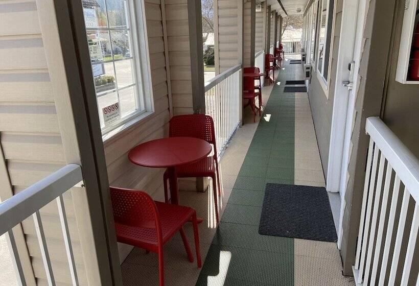 Мотель Monashee Lodge