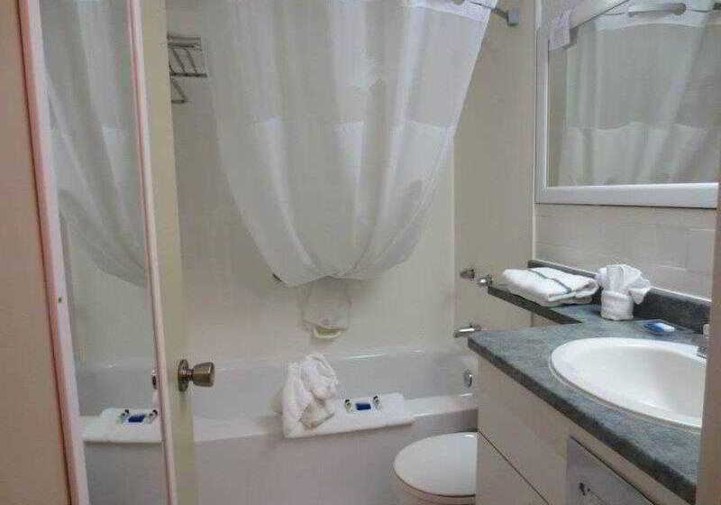 Super 8 By Wyndham Gananoque Country Squire Resort