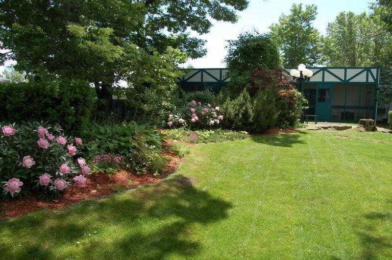 Super 8 By Wyndham Gananoque Country Squire Resort