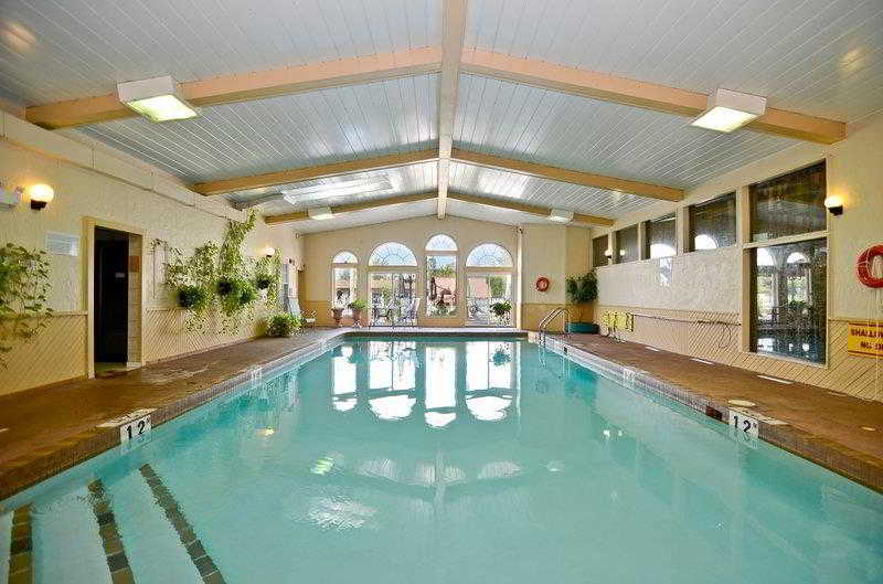 Super 8 By Wyndham Gananoque Country Squire Resort