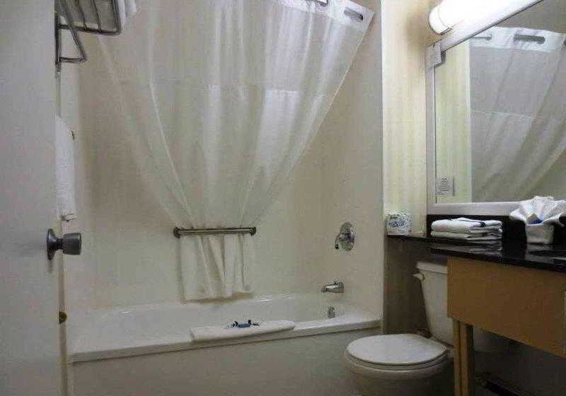 Super 8 By Wyndham Gananoque Country Squire Resort