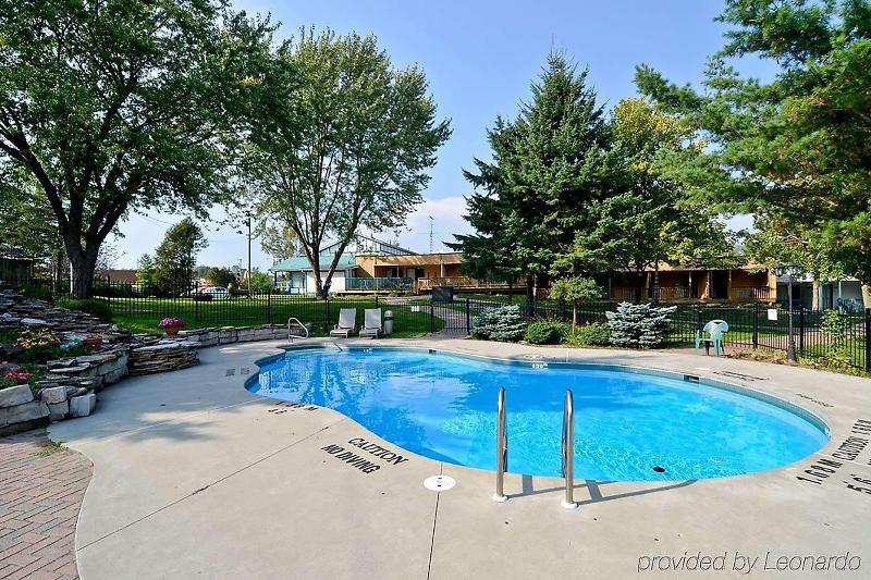 Super 8 By Wyndham Gananoque   Country Squire Resort