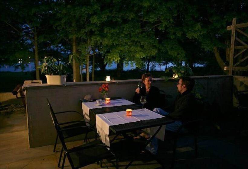 مبيت وإفطار Lanes Privateer Inn