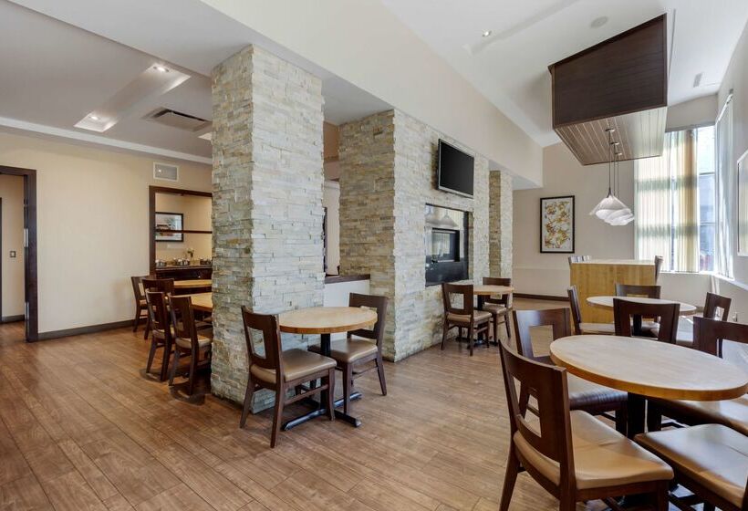 ホテル Best Western Plus Edmonton Airport