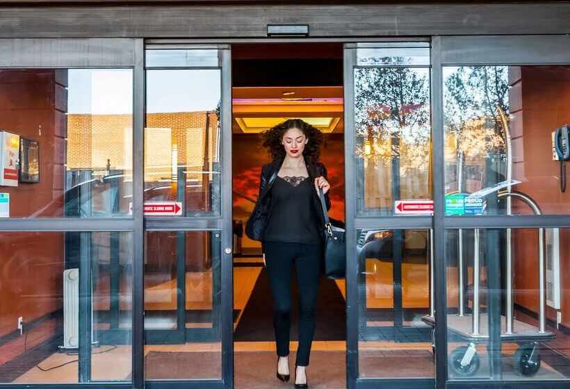 Отель Best Western Premier Toronto Airport Carlingview