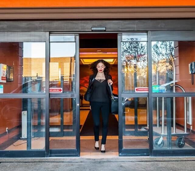 Отель Best Western Premier Toronto Airport Carlingview