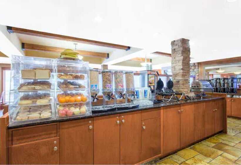 호텔 Canmore Inn & Suites