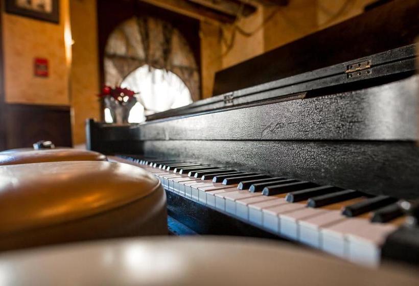 호텔 Champ De Mars Montreal