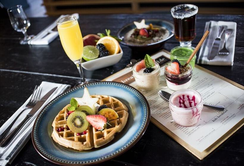 Coast Canmore Hotel & Conference Centre