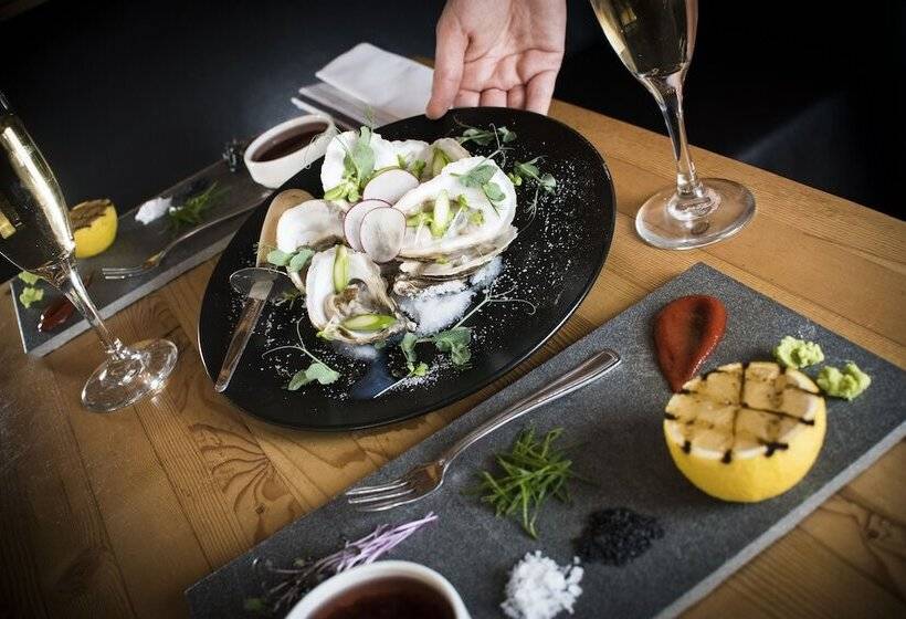 Coast Canmore Hotel & Conference Centre