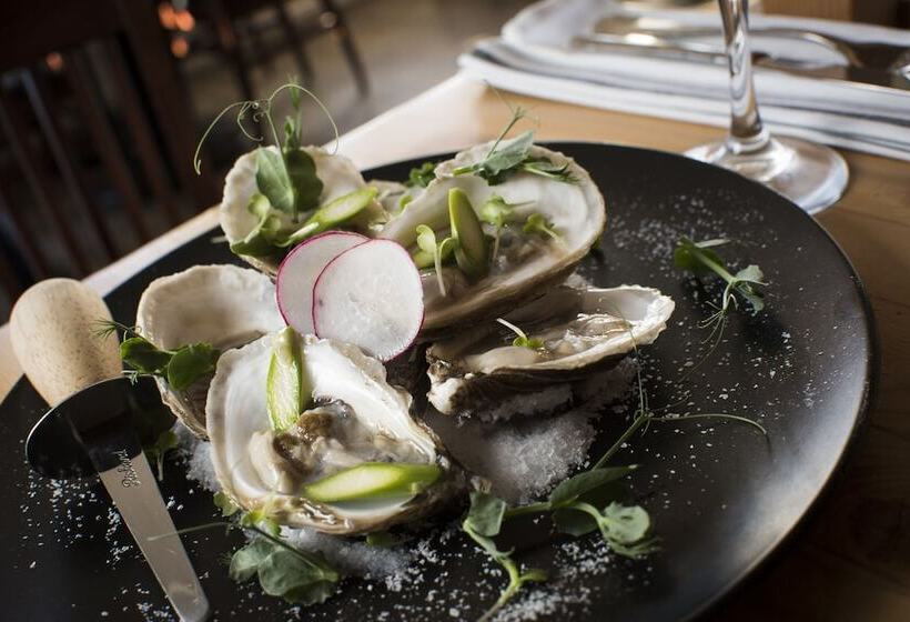 Coast Canmore Hotel & Conference Centre