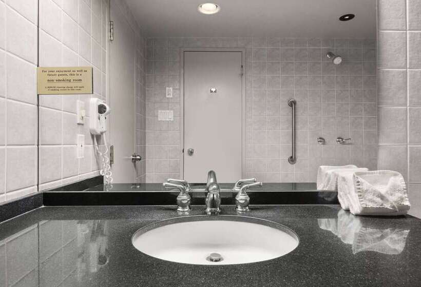 Отель Days Inn By Wyndham Ottawa West