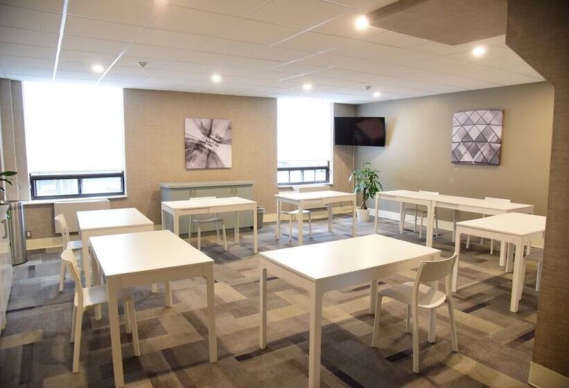 Отель Days Inn By Wyndham Ottawa West