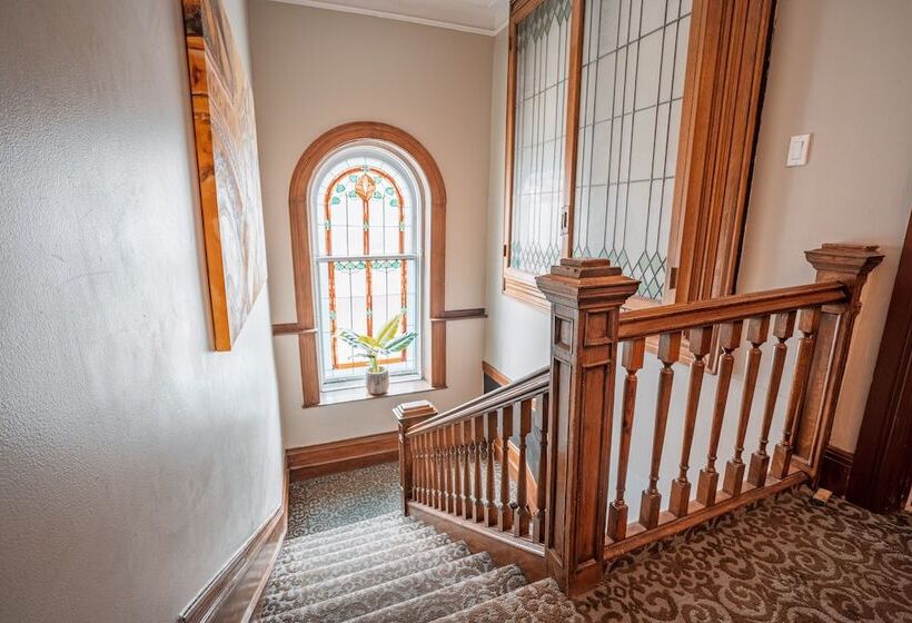 Отель De Paris Montreal