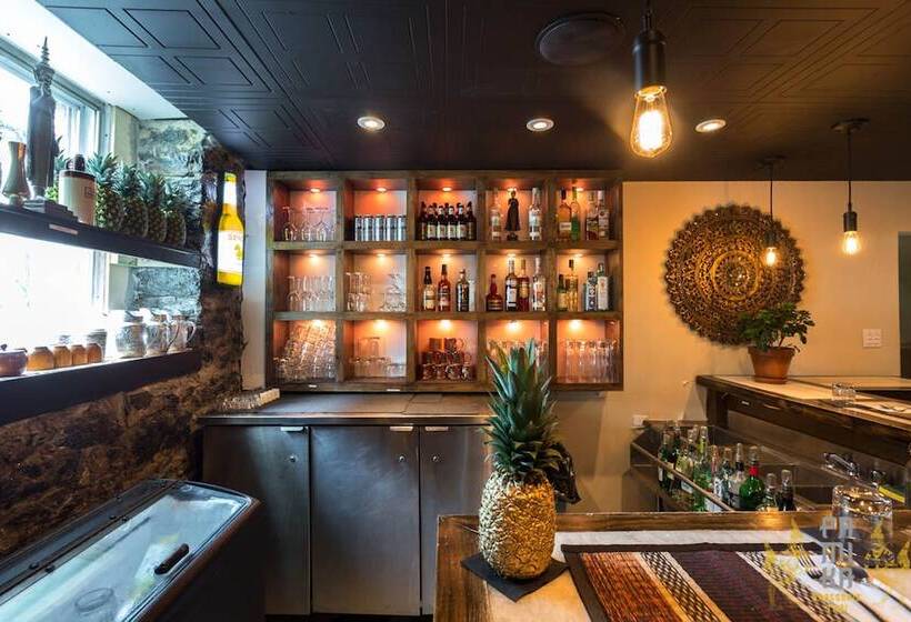 Отель De Paris Montreal