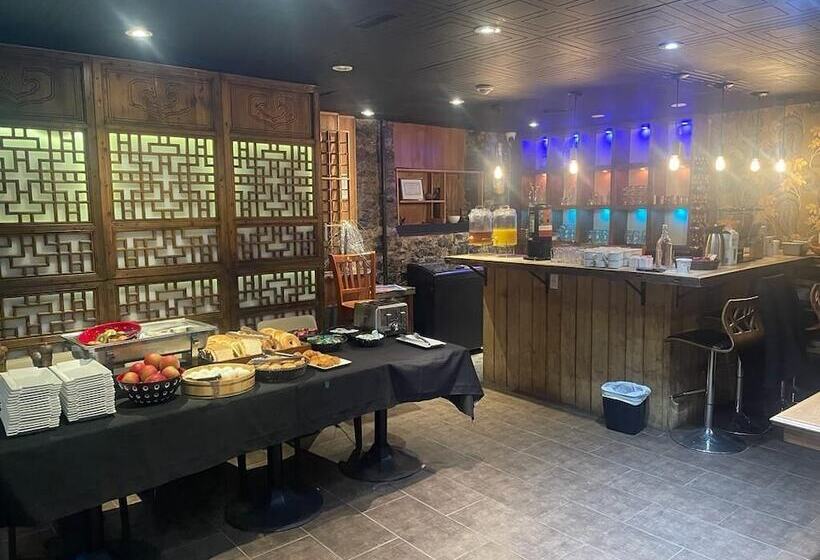 Отель De Paris Montreal