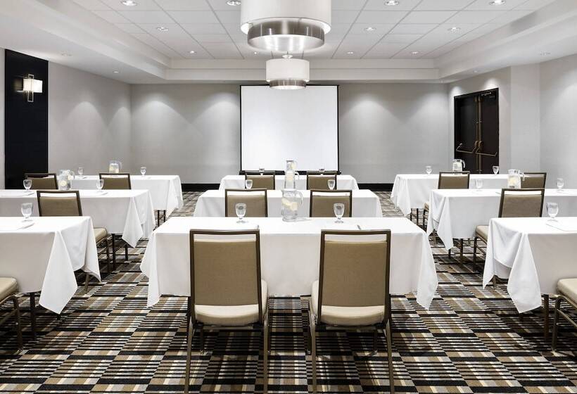 Отель Four Points By Sheraton Mississauga  Meadowvale