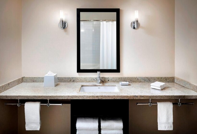 Отель Four Points By Sheraton Mississauga  Meadowvale