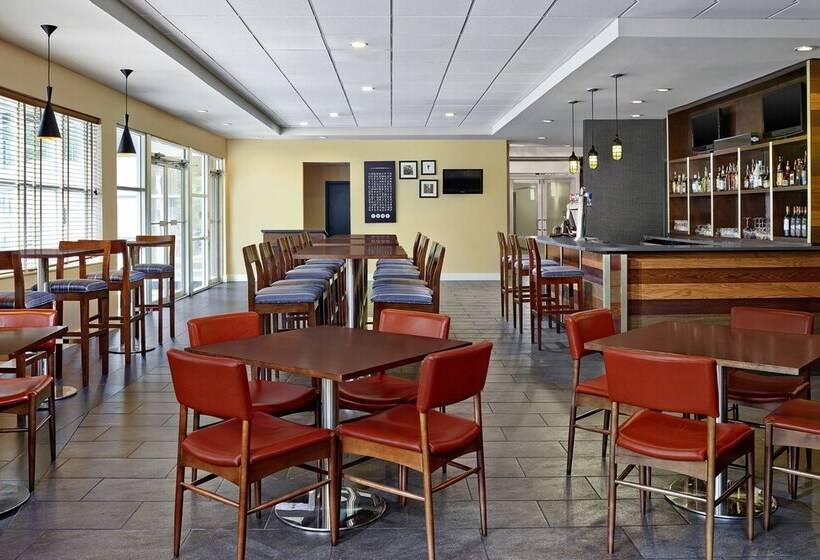 هتل Four Points By Sheraton Surrey