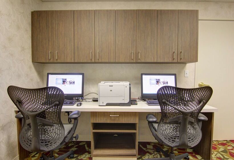 בית מלון כפרי Hilton Garden Inn Calgary Airport