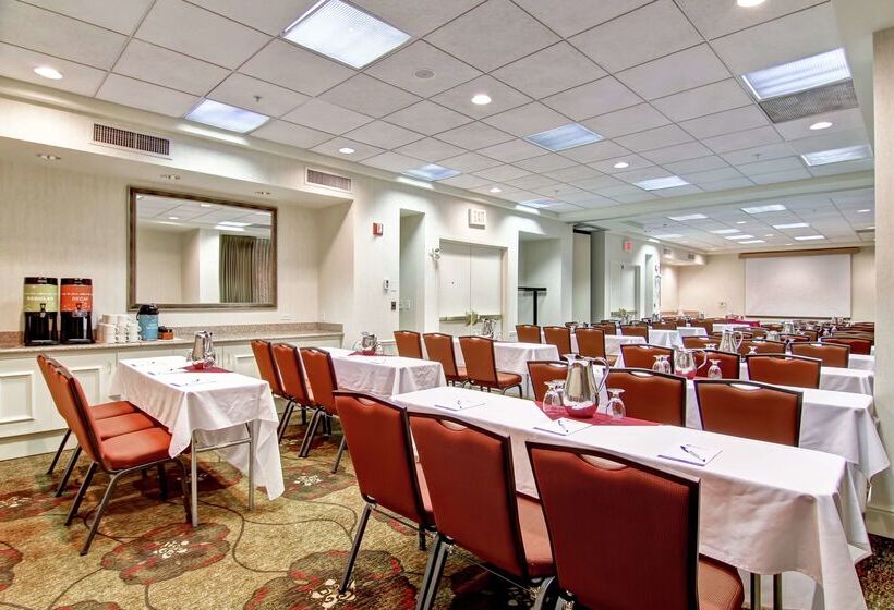 בית מלון כפרי Hilton Garden Inn Calgary Airport