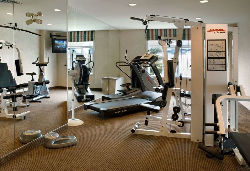 בית מלון כפרי Hilton Garden Inn Calgary Airport
