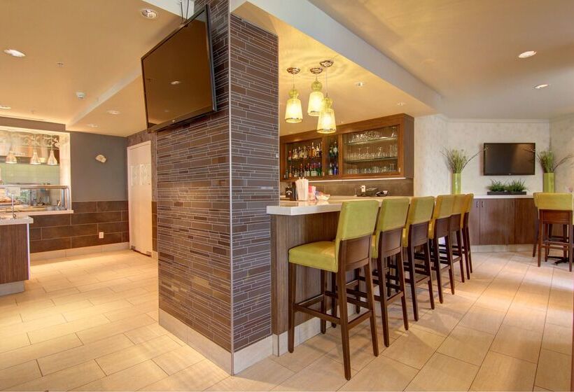 בית מלון כפרי Hilton Garden Inn Calgary Airport