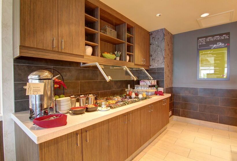 בית מלון כפרי Hilton Garden Inn Calgary Airport
