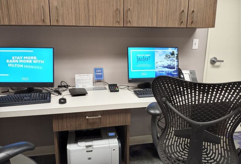 בית מלון כפרי Hilton Garden Inn Calgary Airport