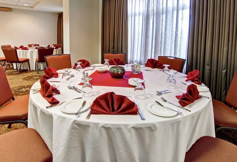 בית מלון כפרי Hilton Garden Inn Calgary Airport