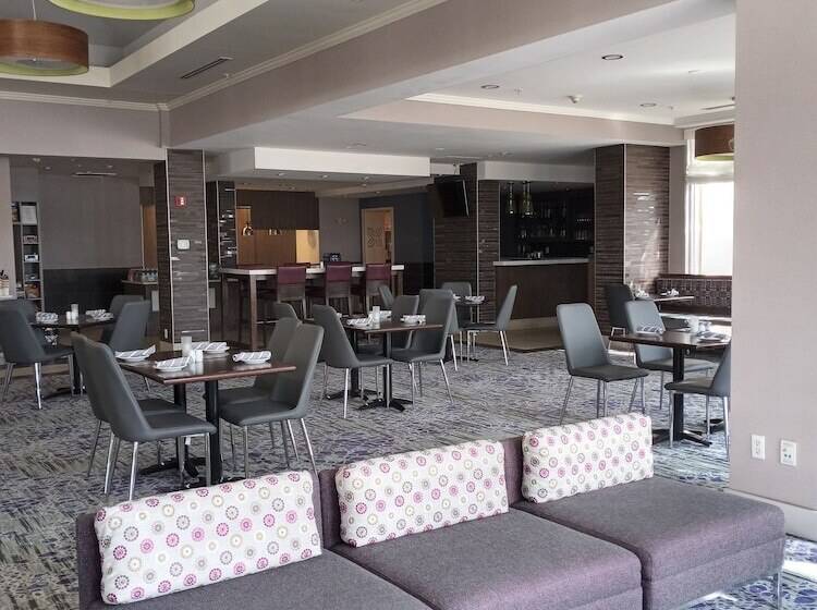 בית מלון כפרי Hilton Garden Inn Calgary Airport