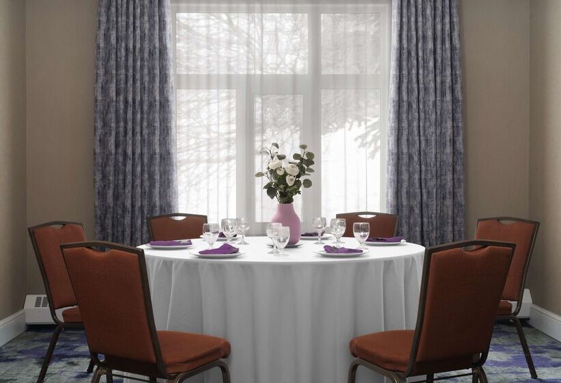 בית מלון כפרי Hilton Garden Inn Calgary Airport