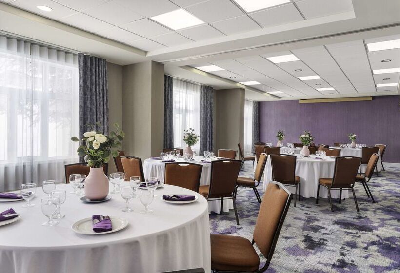 בית מלון כפרי Hilton Garden Inn Calgary Airport