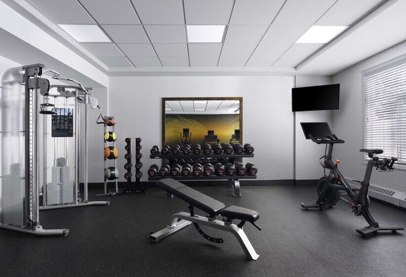 בית מלון כפרי Hilton Garden Inn Calgary Airport