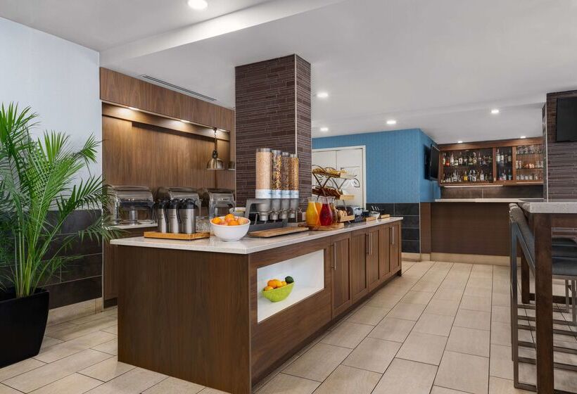 בית מלון כפרי Hilton Garden Inn Calgary Airport