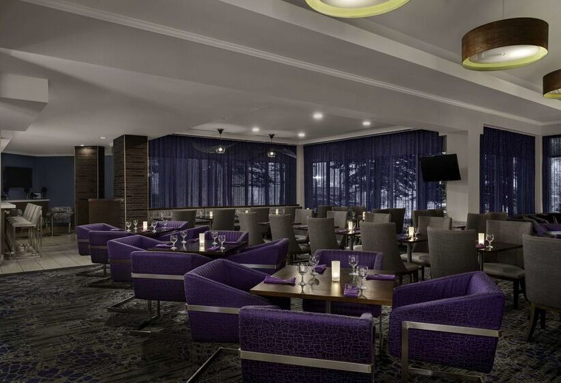 בית מלון כפרי Hilton Garden Inn Calgary Airport